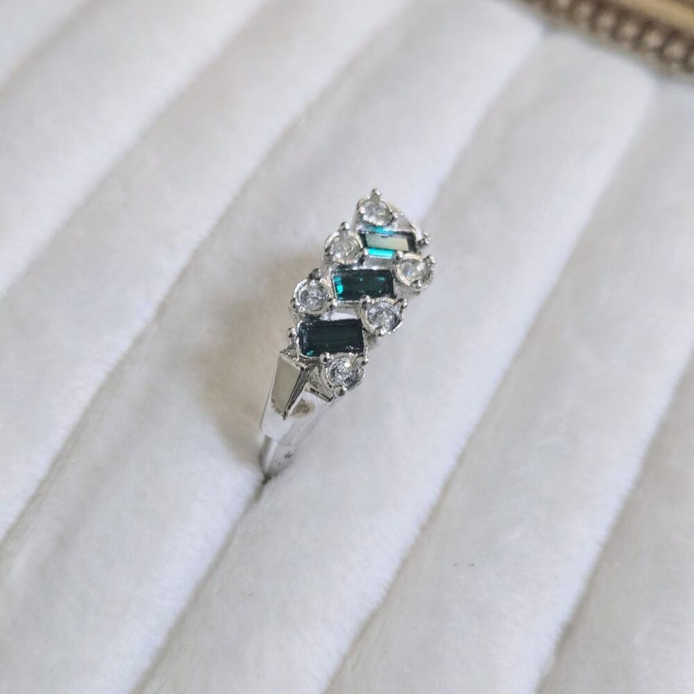 1975 Avon Evening Classic Ring Fashion Accents Collection Size 4 to 5.5 Adjusta